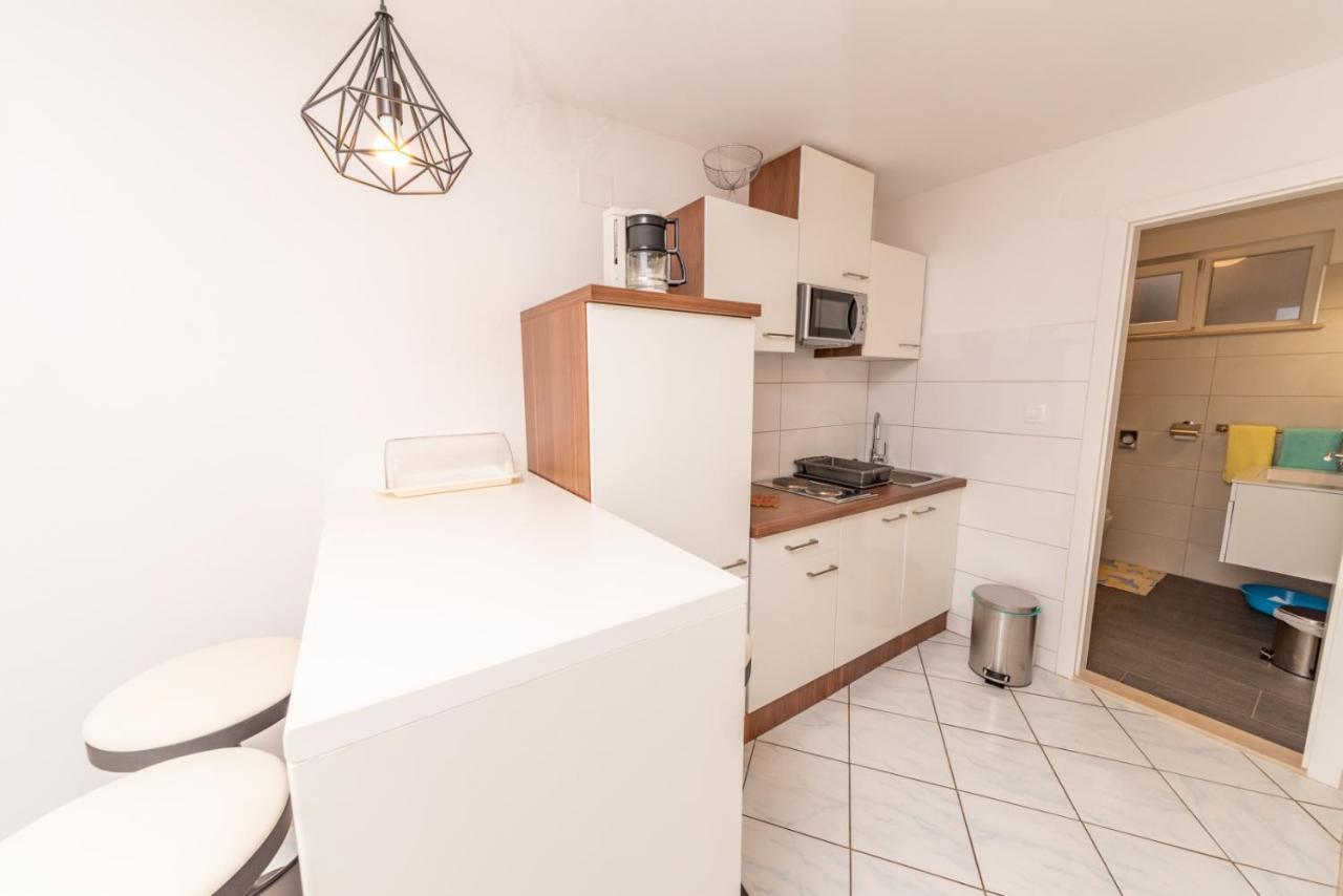 Apartments Mate Бол Екстер'єр фото